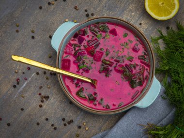 Ev yapımı vejetaryen pancar çorbası..