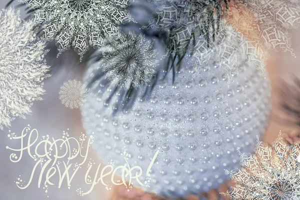 Nieuwjaar Vakantie wenskaart. Mooie bal, dennentakken en een bloemenslinger in de sneeuw. Sneeuwvlokken. Woorden — Stockfoto