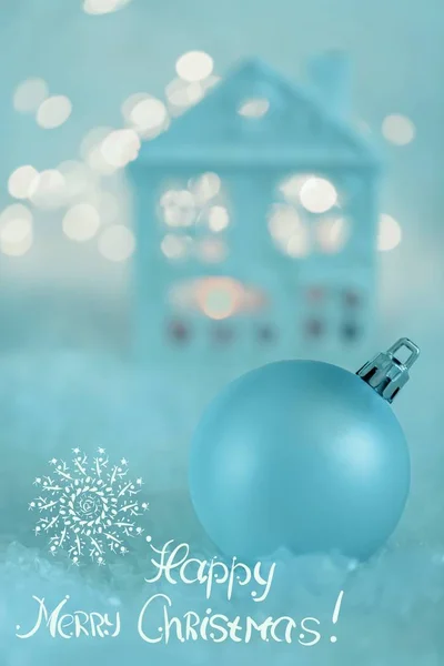 Carte de voeux Joyeux Noël. Blue Ball et Beau fond flou de décoration d'hiver pour les vacances. Concentration douce — Photo