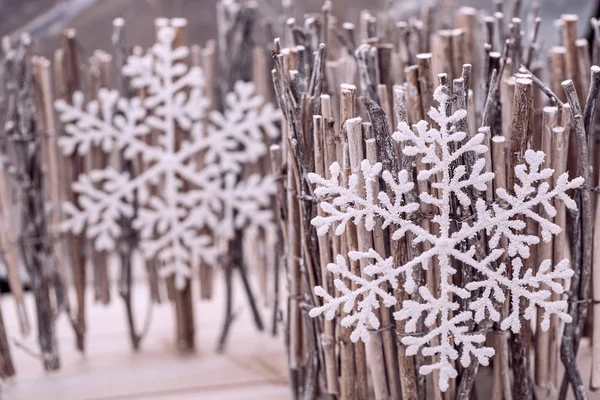 Copos de nieve en la madera de cepillo o cerca. Tarjeta de felicitación Feliz Navidad y Año Nuevo . —  Fotos de Stock