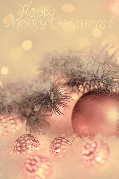 Karácsonyi üdvözlőlap. Gyönyörű arany labda, fenyőágak és egy koszorú a hóban. — Stock Fotó