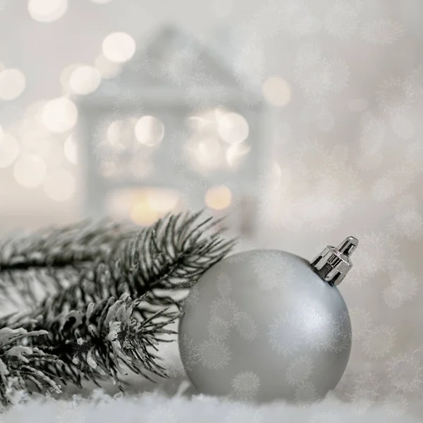 Boule grise et branches vertes d'un pin sur la neige. Paillettes de neige. Belles vacances en arrière-plan. Image tonique. Table des matières — Photo