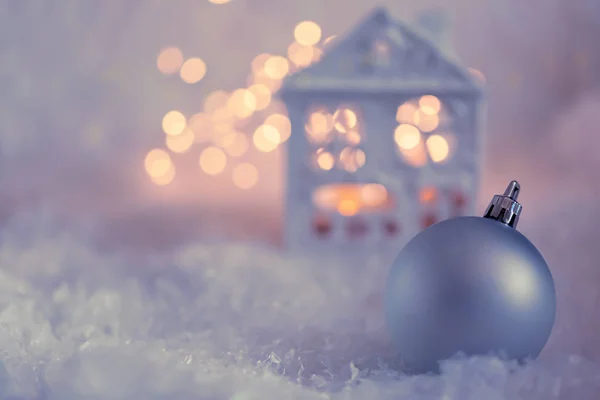 Carte de souhaits Bonne année et joyeux Noël.Beau fond bleu flou de la décoration d'hiver pour les vacances. Image En Vente