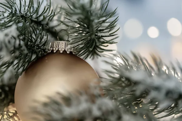 Cartes de Noël et du Nouvel An. Belle boule d'argent, branches de pin et guirlande dans la neige. — Photo