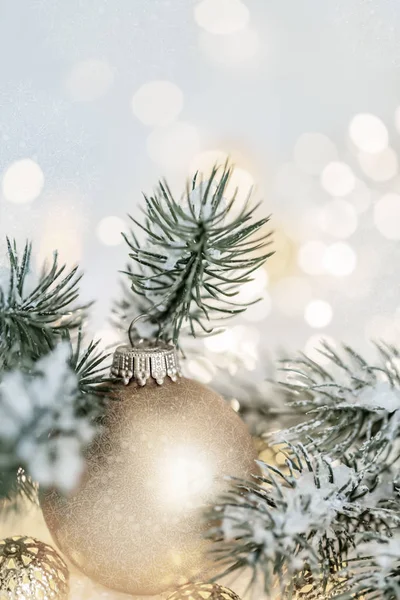 Cartes postales de Noël et du Nouvel An. Belle boule d'argent, branches de pin et guirlande dans la neige. — Photo