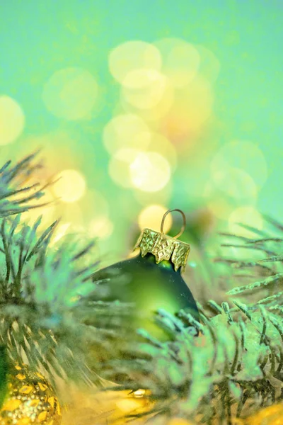 Blahopřání k Vánocům a novému roku. Krásná zelená koule, borové větve a Garland ve sněhu. — Stock fotografie