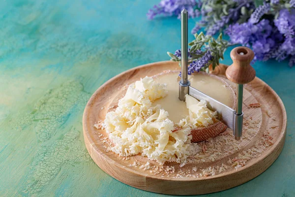 Fromage français Monk Head tranché avec des pétales de clou de girofle sur une surface ronde en bois. Bouquet de lavande . Images De Stock Libres De Droits