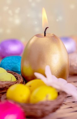 Paskalya kartı yanan altın mum. Ahşap bir masada mum ve yumurta Paskalya konsepti. 