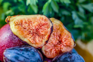 Taze sulu incir meyvesi. Makro yarım incir. Yüzeyin derinliği. Tonlanmış görüntü. Uzayı kopyala Sanat fotoğrafçılığı. Yakın çekim.