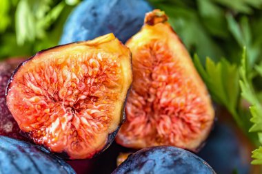 Taze sulu incir meyvesi. Makro yarım incir. Yüzeyin derinliği. Tonlanmış görüntü. Uzayı kopyala Sanat fotoğrafçılığı. Yakın çekim.