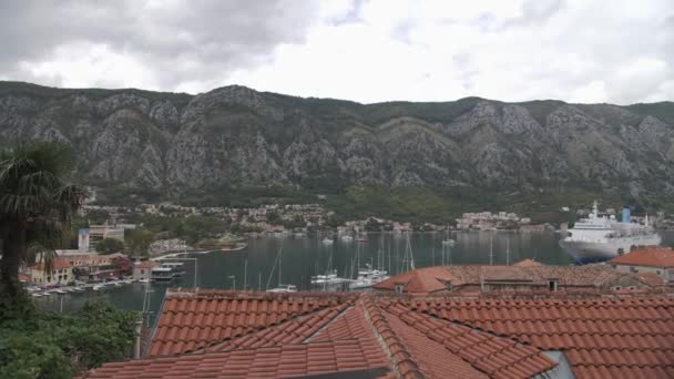 Uitzicht vanaf het dak van de Boka Bay of Kotor, Montenegro 2019 — Stockvideo
