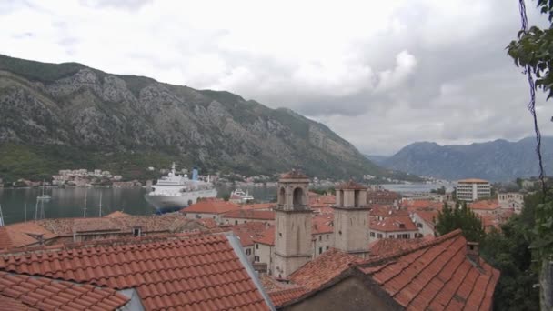 Vista desde el techo de la bahía de Boka de Kotor, Montenegro 2019 — Vídeo de stock