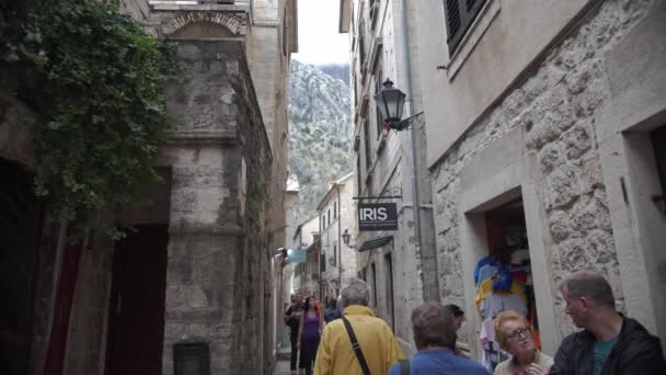 Turyści spacerujący w centrum starego miasta Kotor, Czarnogóra 2019 — Wideo stockowe