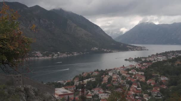 Blick von oben auf die Bucht von Kotor, Montenegro 2019 — Stockvideo