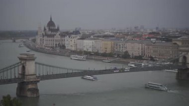 Gemiler Buda Kalesi 'ndeki Szechenyi Zinciri köprüsünün altından geçiyor. Macaristan 2019