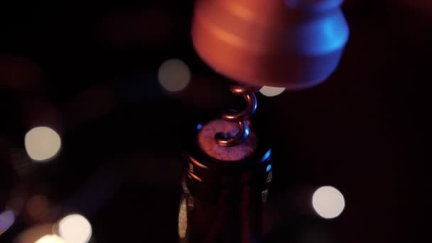 Bir şarap şişesi açmanın yakın görüntüsü Şarap şişesi karanlık bir arkaplan açmak — Stok video