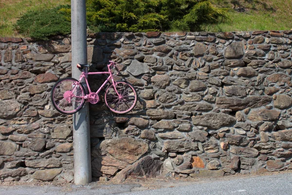 Efecto Óptico Para Una Bicicleta Colgante Color Rosa Que Parece — Foto de Stock