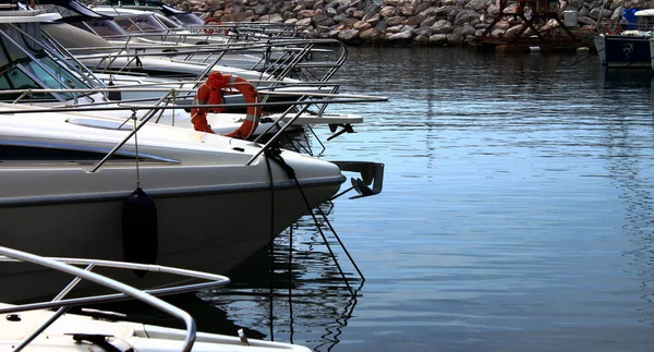 Profielen Van Boten Aangemeerd Een Toeristische Haven — Stockfoto