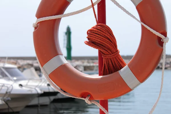 オレンジの救命ボートと地中海の観光港の緑の灯台 — ストック写真