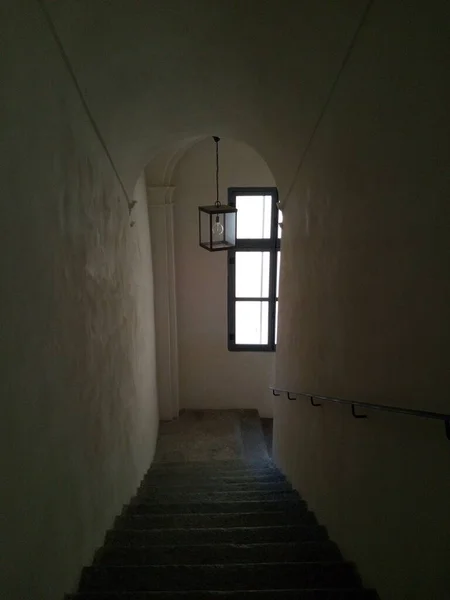 Um quarto escuro em uma escada — Fotografia de Stock