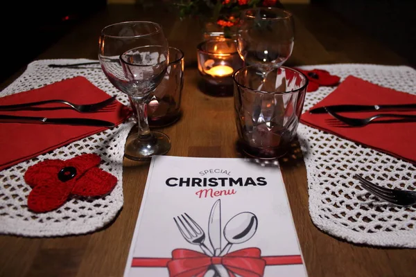 Saint Valentine tafel voorbereid voor een paar minnaars — Stockfoto