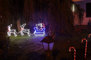 Noel tatili için dekore edilmiş görkemli evin bahçesi.
