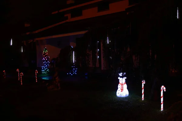 Jardin de la majestueuse maison décorée pour les vacances de Noël — Photo