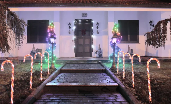 Jardin de la majestueuse maison décorée pour les vacances de Noël — Photo