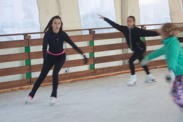 イタリア 冬2019 アルプス山脈の下でのイタリアの冬のアイススケートパークでののんきな一日 — ストック写真