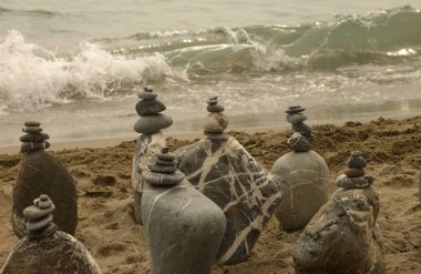 Yaz sonlarında kumsalda taş kuleler, Beş Diyar, Liguria, İtalya.