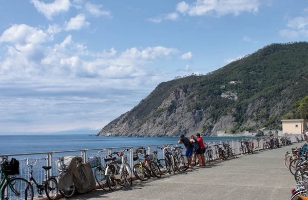 Perto da estação ferroviária Framura é possível alugar uma bicicleta para passar pelo parque nacional Cinque Terre ao longo do antigo túnel ferroviário — Fotografia de Stock
