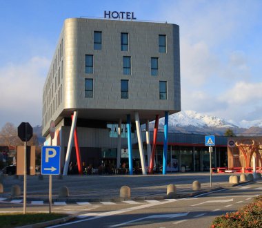 Çelik kiremitli modern otel, İtalyan Alpleri manzarası, 2006 'da kış olimpiyatları için inşa edilmiş.. 