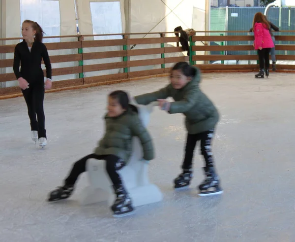 Беззаботный день в парке катания на коньках, итальянская зима под Альпами — стоковое фото