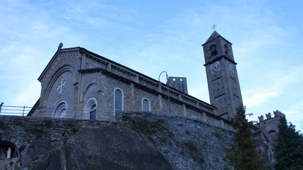 San Costanzo Kilisesi, kayalık bir çıkıntıda dinleniyor, şehre bakıyor. — Stok fotoğraf