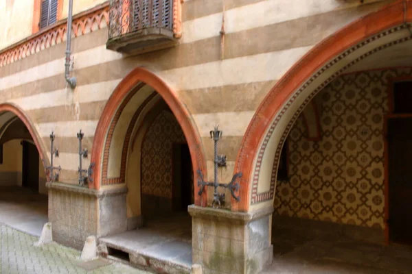 Terracotta διακοσμημένη πρόσοψη σε παλάτι, Βόρεια Ιταλία. — Φωτογραφία Αρχείου