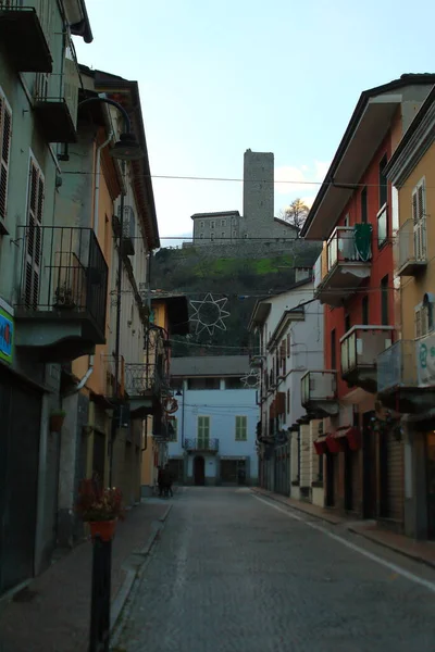 Ferranda tower, landscape view from the city of Pont Canavese, Castle of 10th century — Stock Photo, Image