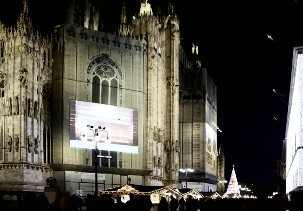 Dome square pendant les vacances de Noël 2019, Milan, Italie . — Photo