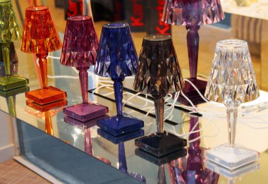 Moda sergisinde renkli cam lambalar.