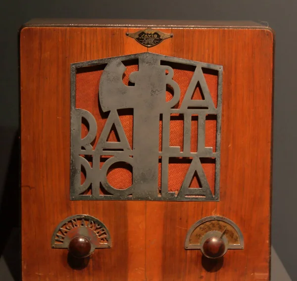 Funkempfänger mit Reflexschaltung, 3 Ventile, Modell Radiobalilla, typischer Billigempfänger aus der faschistischen Zeit. Italien. — Stockfoto