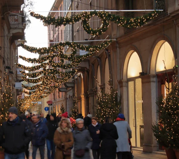 Milão - dezembro 2019: Via della spiga vista durante as compras de Natal no distrito de moda de Milão — Fotografia de Stock