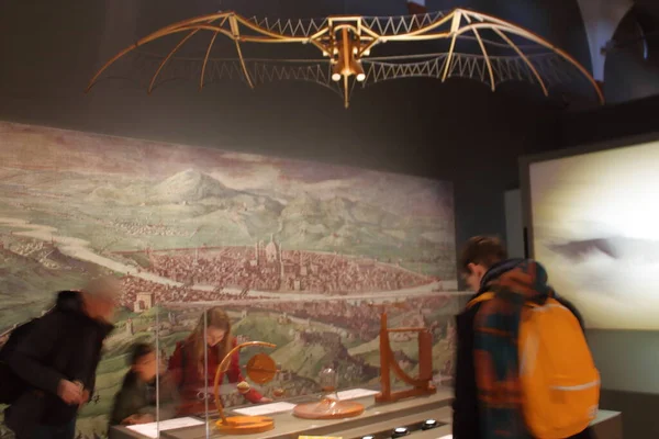 Bilim Müzesi, Milan - 2019: Leonardo Da Vinci 'den kuş uçuşu çalışmalarını izleyen turistler.