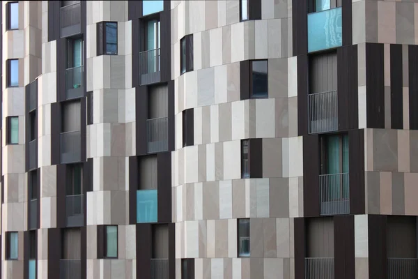 Skycraper gri kiremitler ve pencere deseni.