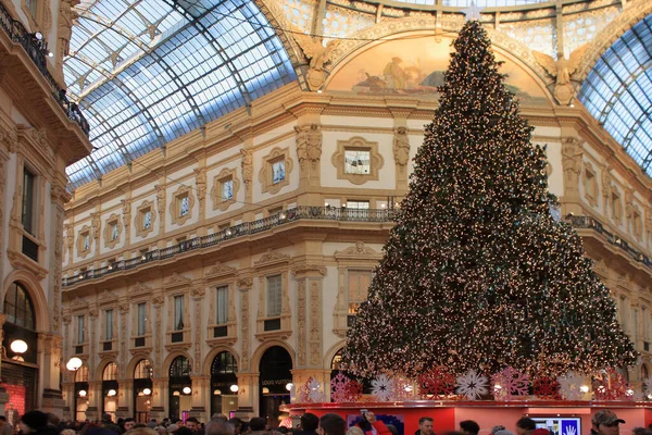 Milan - Noël 2019 : Galerie marchande Vittorio Emanuele près de la place du Dôme de Milan — Photo
