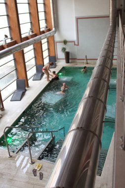 Acqui Terme, İtalya - Ocak 2020: SPA 'nın sıcak sülfürlü suyu içindeki hastalar