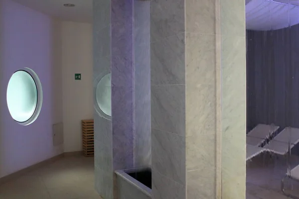 Acqui Terme, Piedmont, İtalya - Ocak 2020: Roma tarihi mekanında modern kaplıca