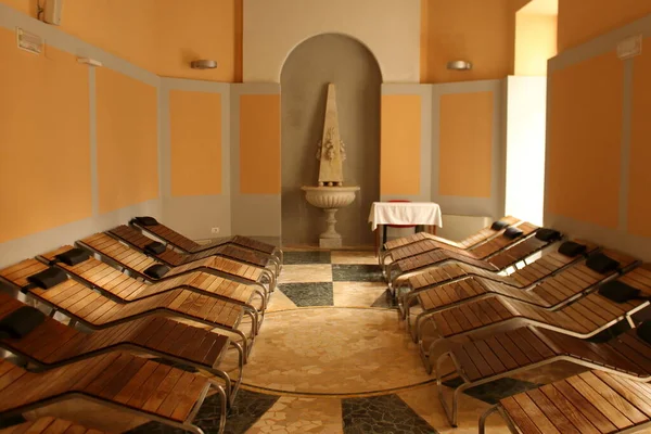 Acqui Terme, piemonte, Itália - jan 2020:, spa moderno em local histórico romântico — Fotografia de Stock