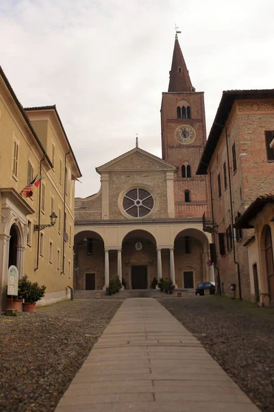 Acqui Terme citiscape, famosa ciudad balneario italiana . — Foto de Stock