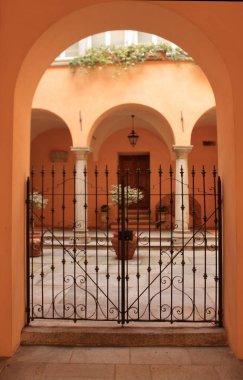 Acqui Terme, İtalya - Ocak 2020: Şehir ve avlu arayışında olan turist