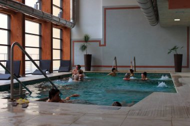 Acqui Terme, İtalya - Ocak 2020: SPA 'nın sıcak sülfürlü suyu içindeki hastalar