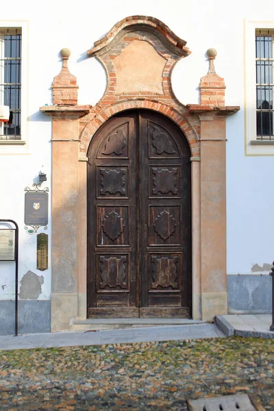 Imponente houten deur met een terracotta bakstenen boog. — Stockfoto